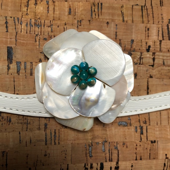 Vintage mother of Pearl flower brooch pin - Picture 8 of 8
